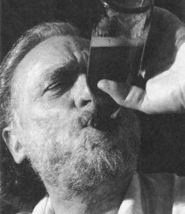 20070327233133-bukowski-bebiendo.jpg